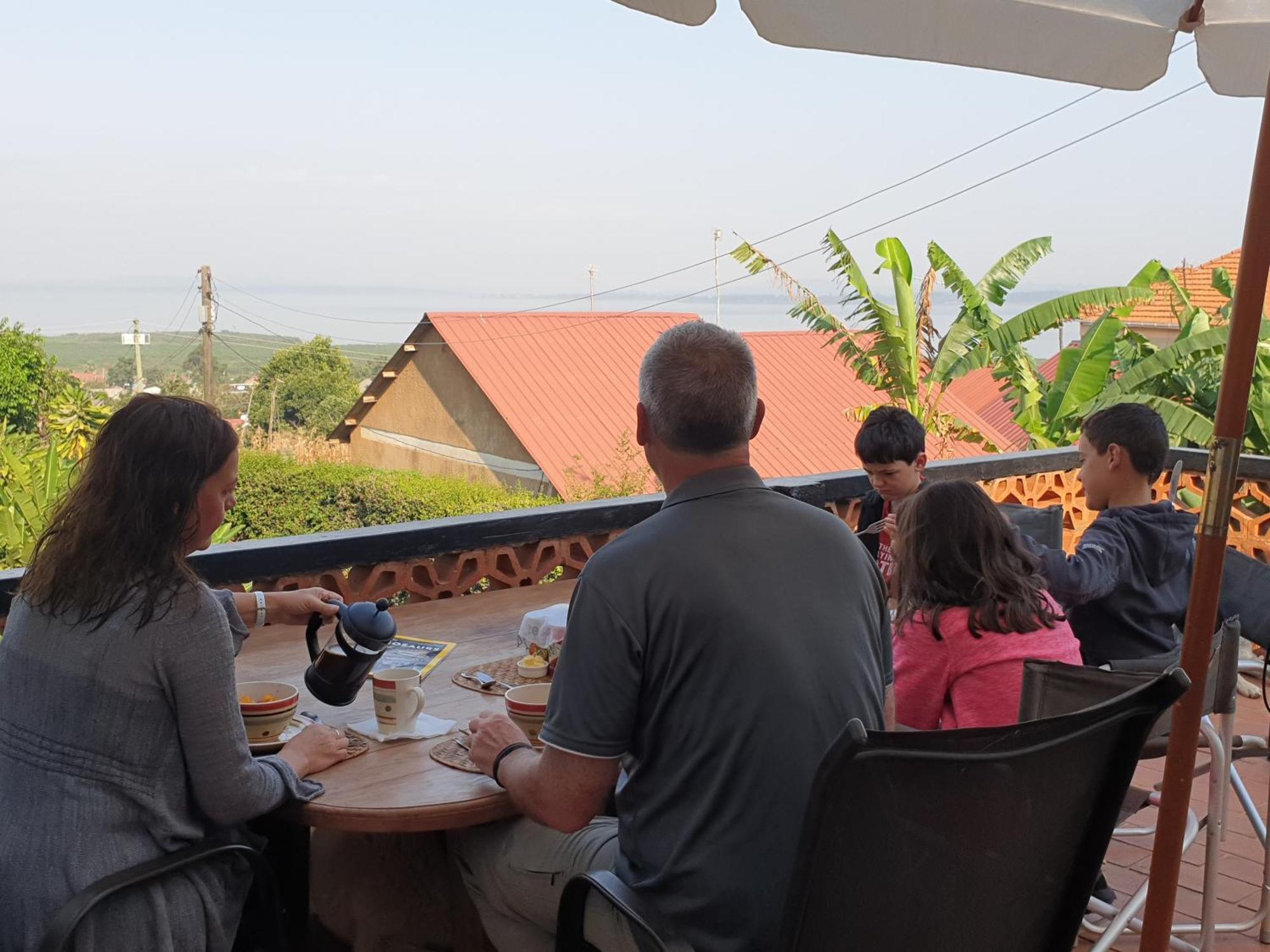 Alison & Dave'S Guesthouse Энтеббе Экстерьер фото